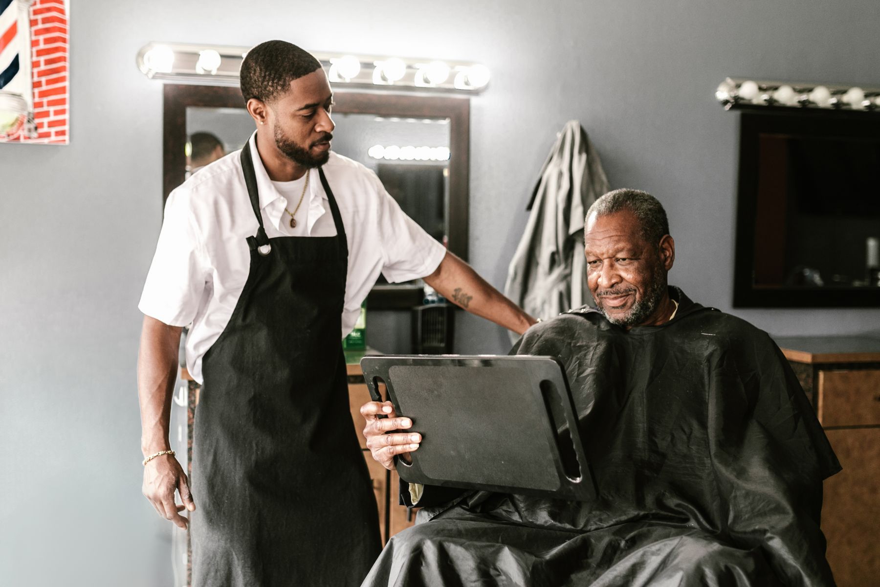 Un barber échange avec son client dans un cadre calme